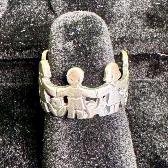 Retired! James Avery. Paper Doll Children Holding Hands .925 sterling ring sz 5